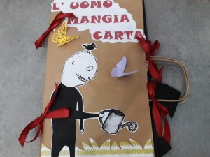 l'uomo mangia carta