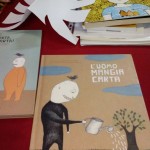 l'uomo mangia carta