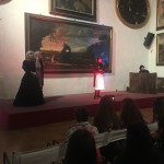 Saluto finale degli attori nella Sala Maestra