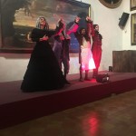 Saluto finale degli attori nella Sala Maestra