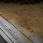 Incisione di un soldato che durante la guerra trovò riparo nella tomba di Menotti.