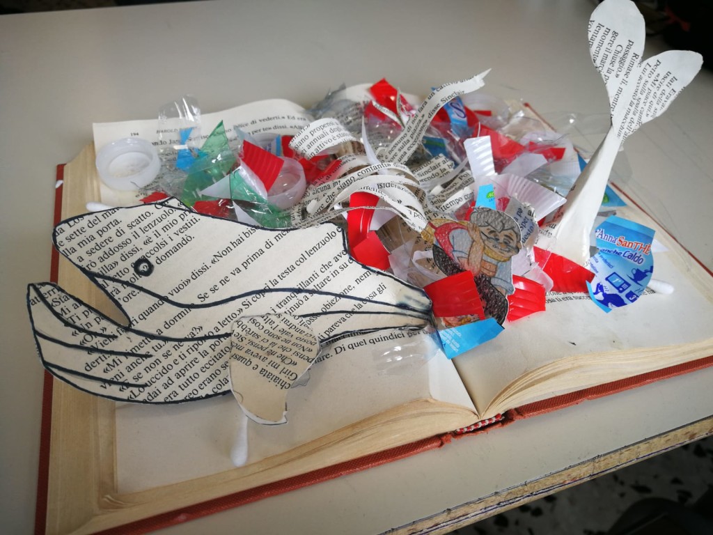 La balena di Pinocchio soffocata dalla plastica